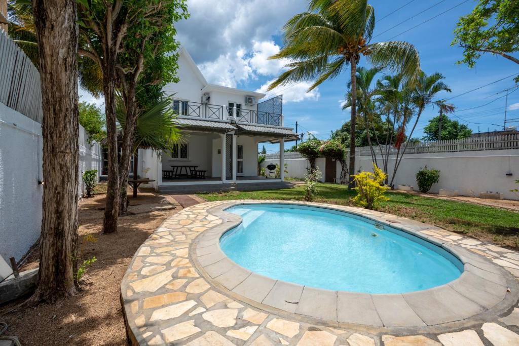 Swimmingpoolen hos eller tæt på Villa Roche Noire with Pool- 4 mins from Beach