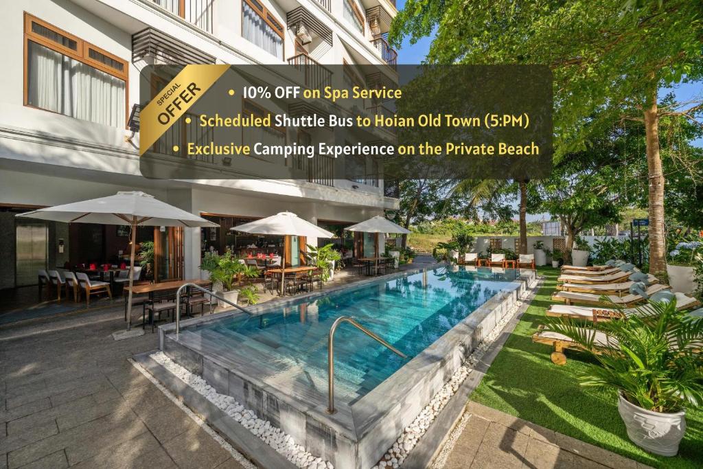 una gran piscina frente a un edificio en HA Ocean Front Hotel and Apartment, en Hoi An