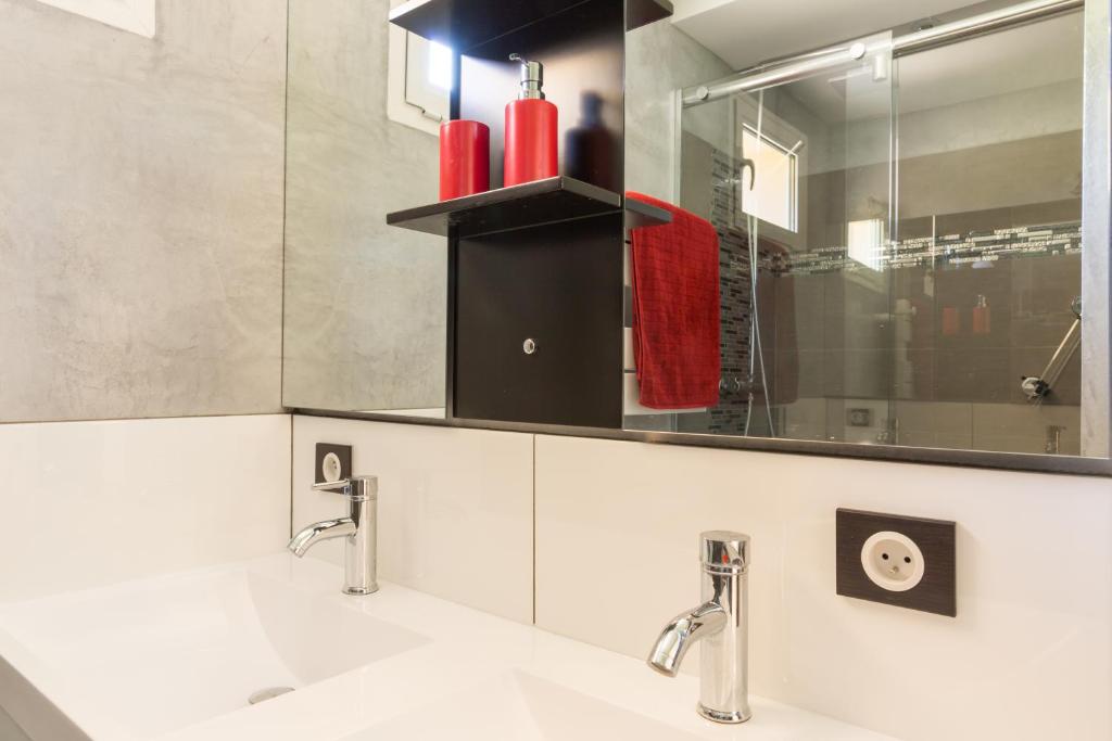 a bathroom with two sinks and a mirror at Résidence La Source in Toulon