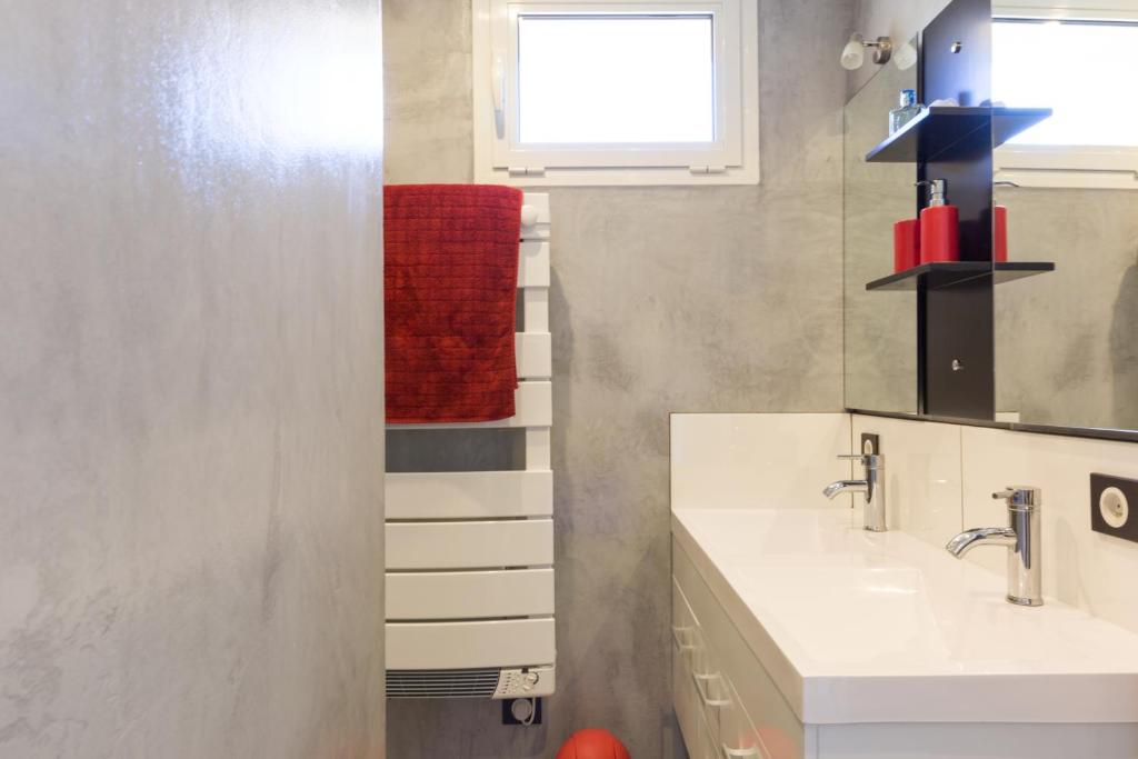 a bathroom with two sinks and a window at Résidence La Source in Toulon