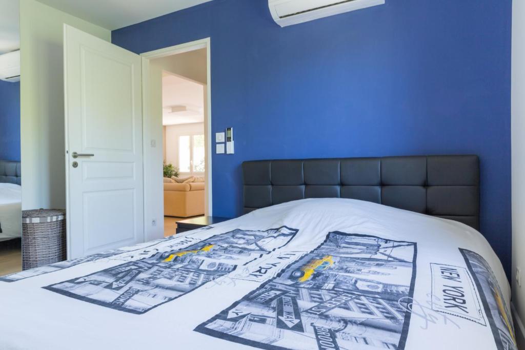 a blue bedroom with a bed with a blue wall at Résidence La Source in Toulon