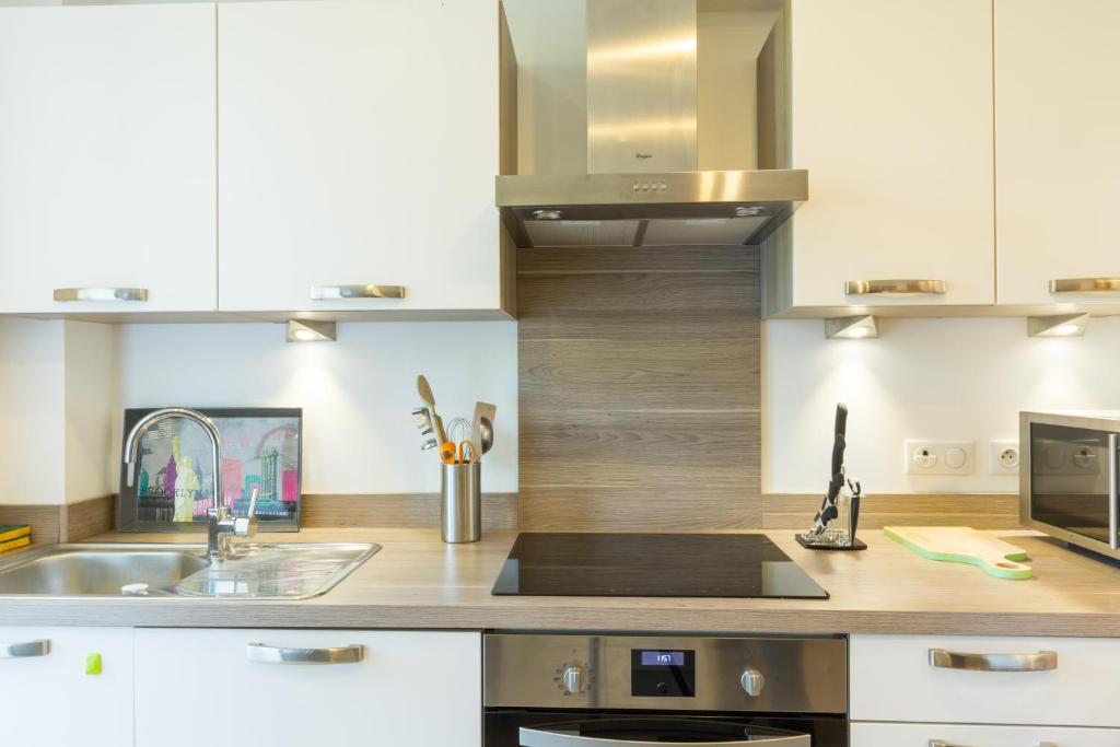 a kitchen with a sink and a counter top at Résidence La Source in Toulon