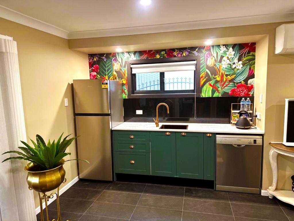 Η κουζίνα ή μικρή κουζίνα στο Point Vernon King Garden Retreat