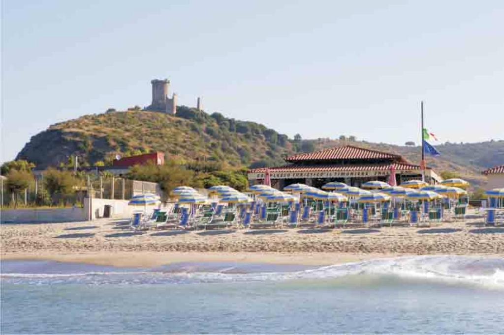 un grupo de sillas de playa y sombrillas en una playa en Il Grappolo, en Ascea