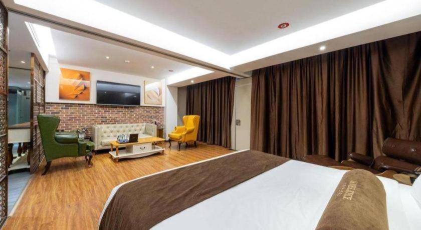 Postel nebo postele na pokoji v ubytování James Joyce Coffetel Tianjin Railway Station Jinshiqiao Metro Station Branch