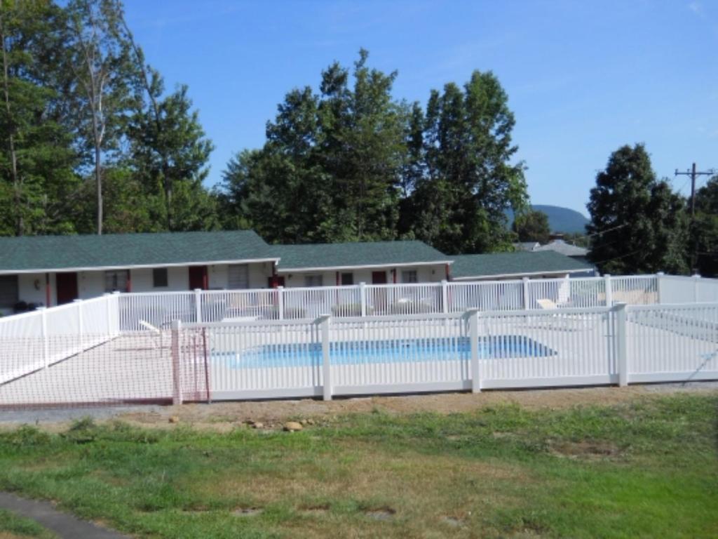 Bazén v ubytování Hillside Motel nebo v jeho okolí