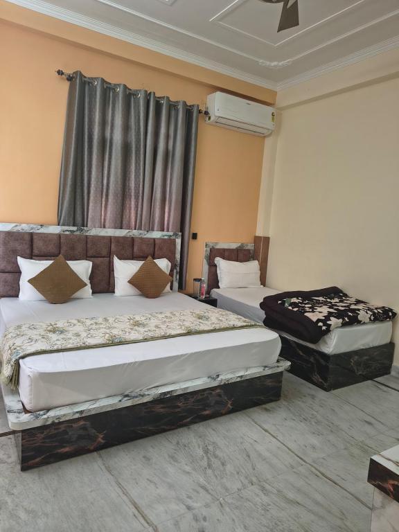 Giường trong phòng chung tại Bhagirathi Residency