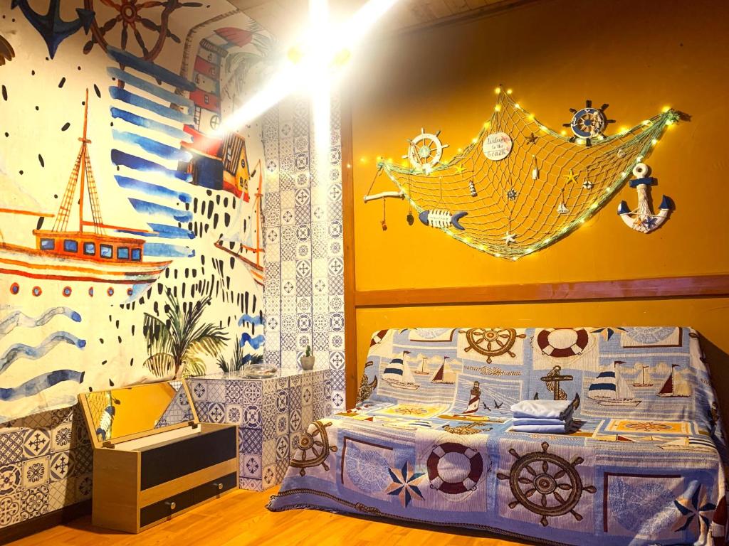 Schlafzimmer mit einem Bett und einer Hängematte an der Wand in der Unterkunft 버킷 제주 - Bucket Jeju in Seogwipo