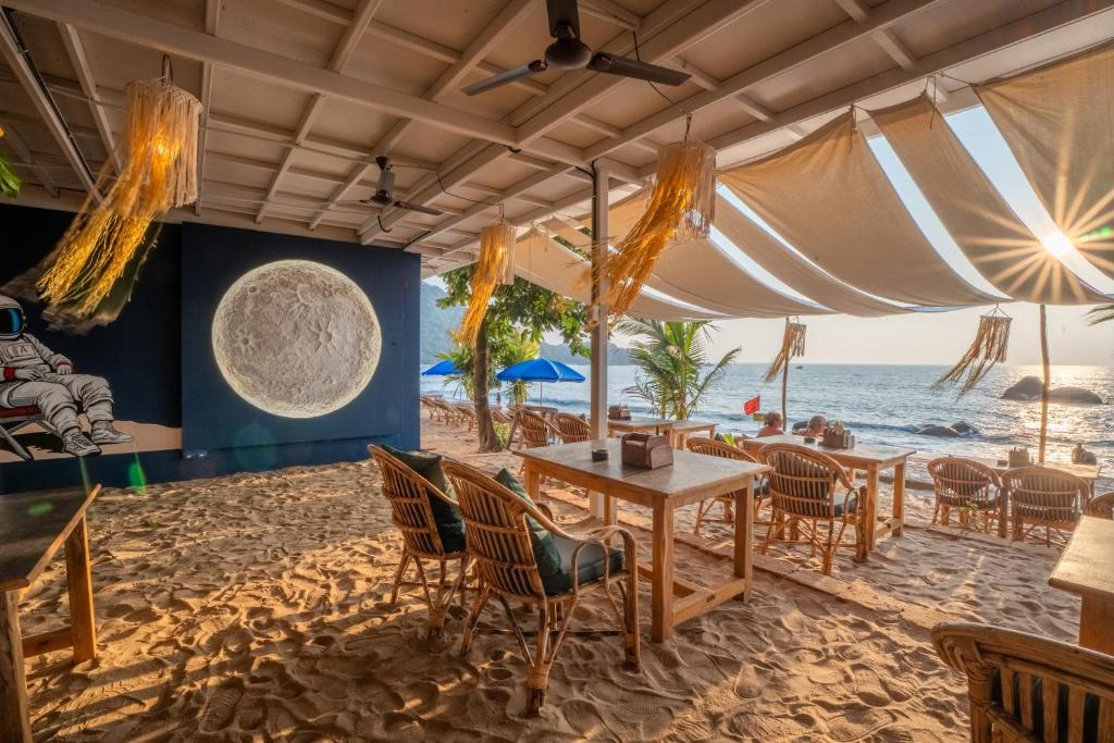 a restaurant on the beach with tables and chairs at Agonda Brown Sand in Agonda