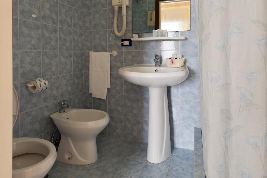 A bathroom at Parking Hotel Giardino