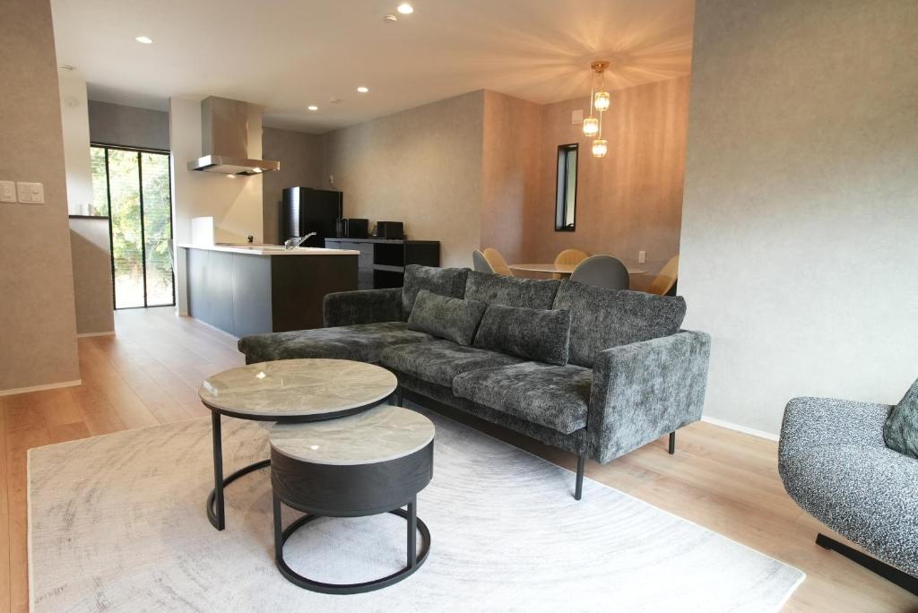 un soggiorno con un divano e un tavolo di Awaji Play Resort a Minamiawaji