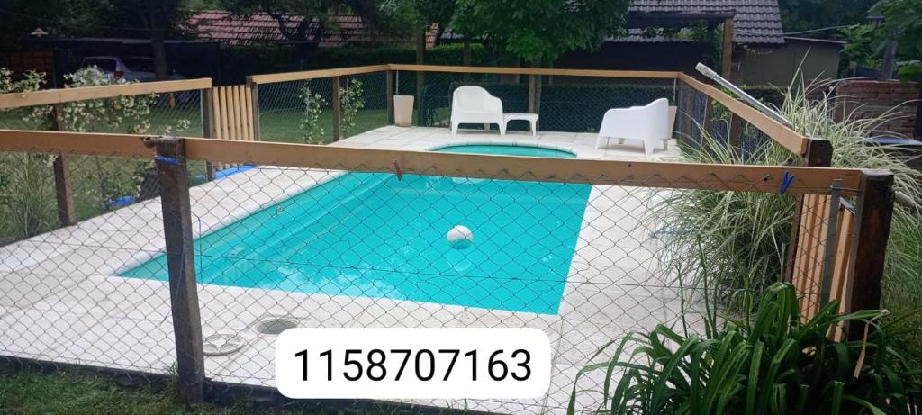 Bazén v ubytování Cabaña Los Angeles nebo v jeho okolí