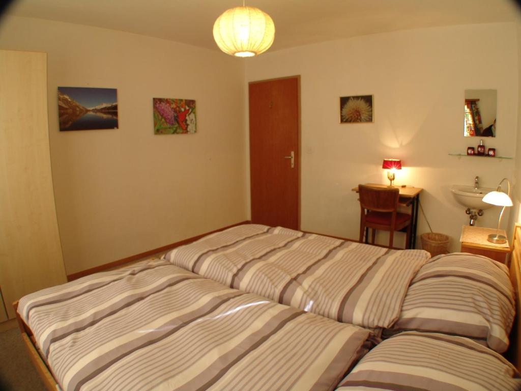 B&B St Moritz客房内的一张或多张床位