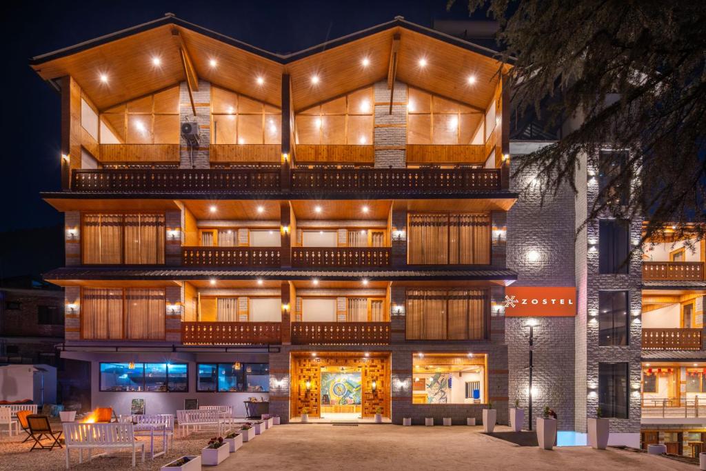 Zostel Kasol, Main Market في كاسول: مبنى كبير به أضواء في الليل