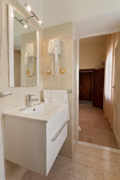A bathroom at Parking Hotel Giardino