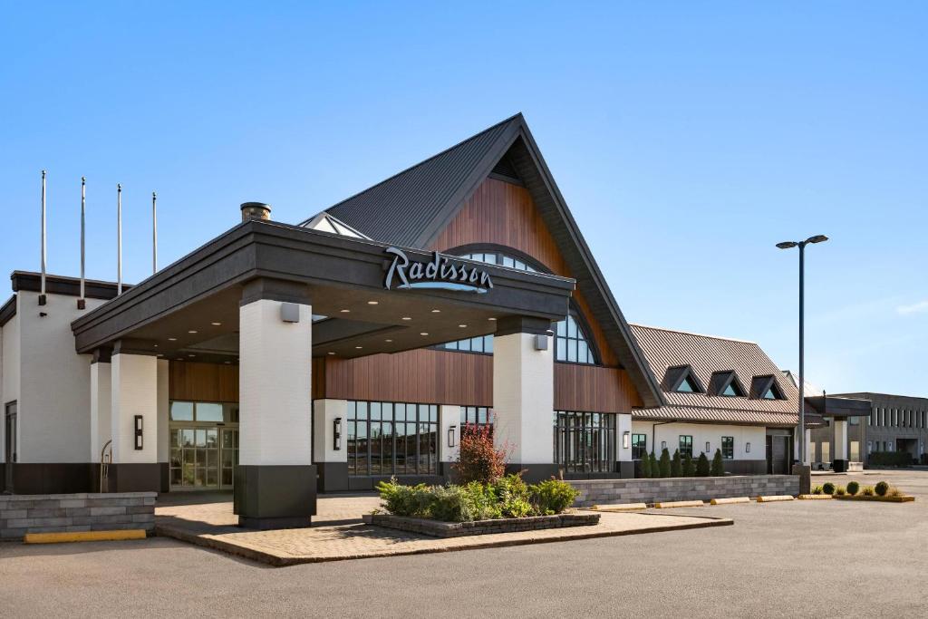 ein Gebäude mit einem Schild an der Vorderseite in der Unterkunft Radisson Hotel Montreal Airport in Saint-Laurent
