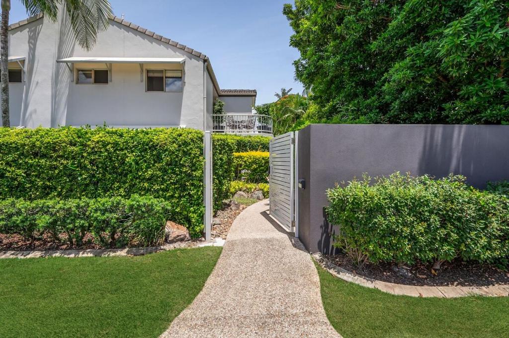 Vườn quanh Noosaville Riverside Hideaway Lush gardens & River