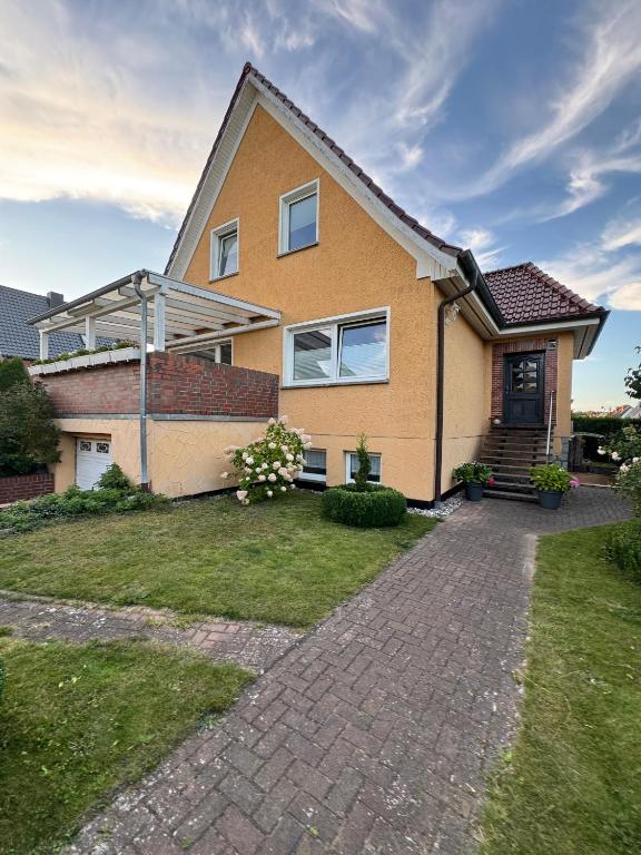 青斯特Haus Shaanti的前面有砖砌人行道的房子