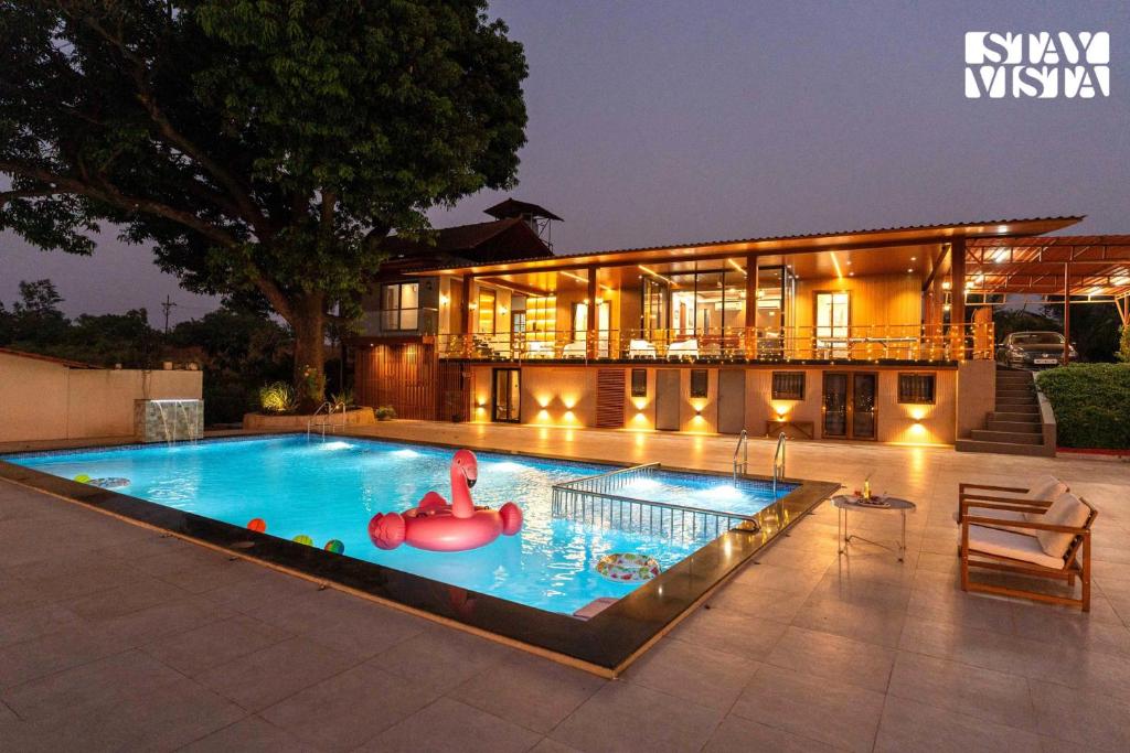 Πισίνα στο ή κοντά στο StayVista at Sasha Farms in Roha with Pool, WiFi