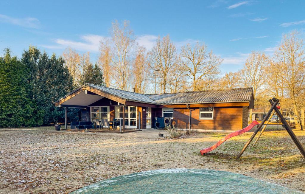 una casa con un parque infantil delante en 3 Bedroom Beautiful Home In Silkeborg, en Abildskov