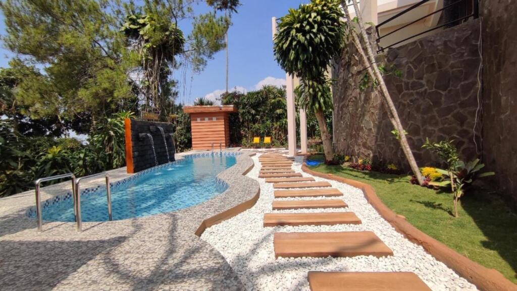 Bazén v ubytování Rumah Kolam Pribadi nebo v jeho okolí