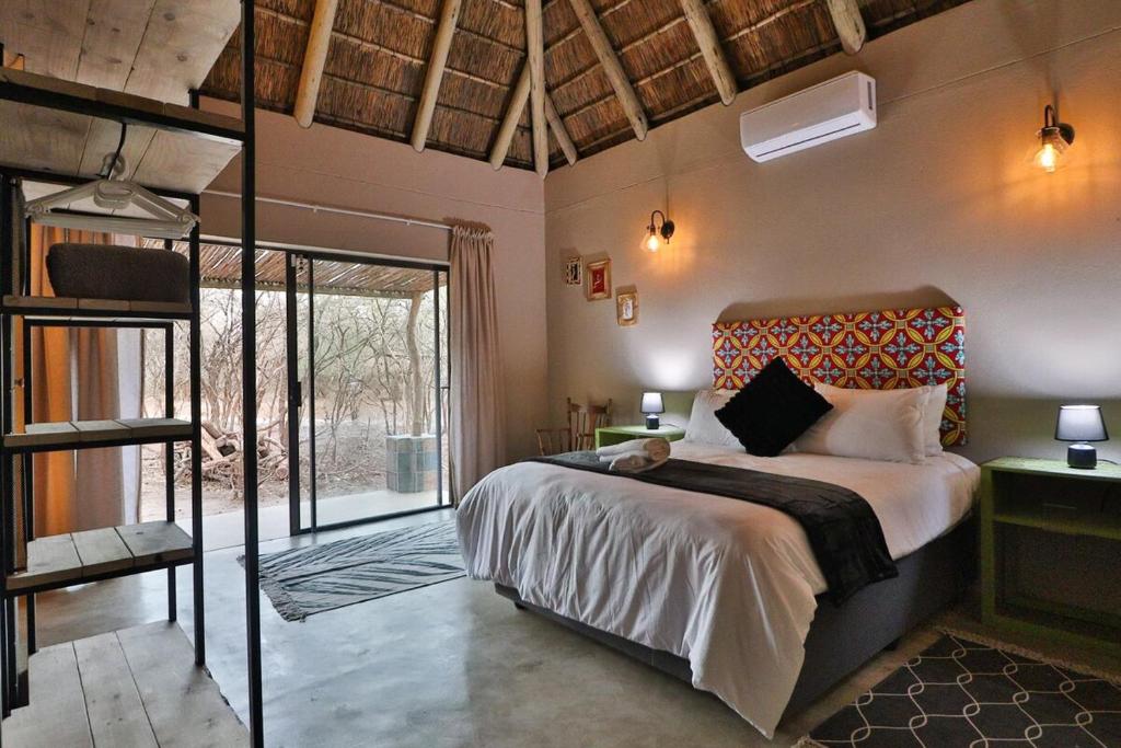 Ένα ή περισσότερα κρεβάτια σε δωμάτιο στο Lodana -next to Crocodile River