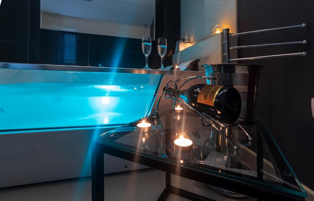 NAR Royalton Deluxe Apartment #40 في نيشْ: طاولة زجاجية عليها كاميرا