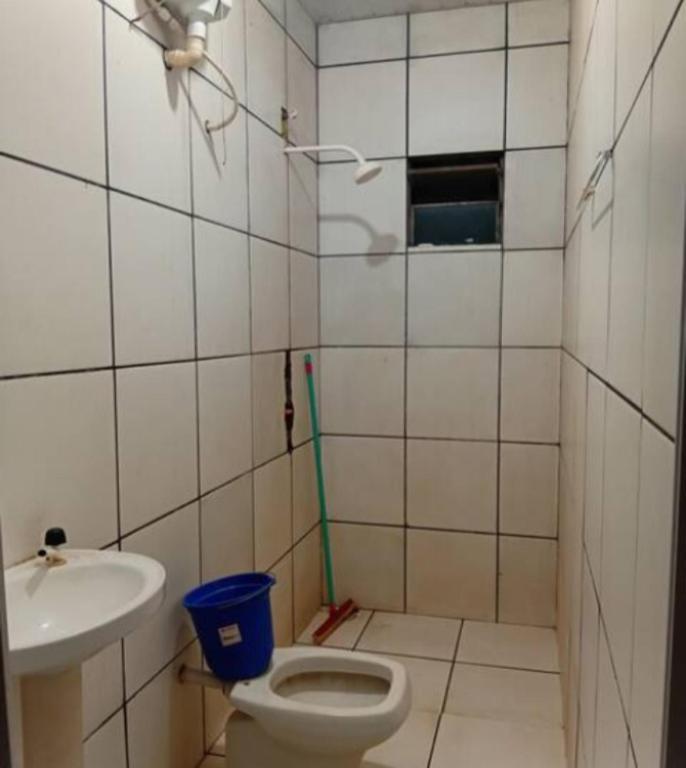 een badkamer met toilet en wastafel bij Kika low on in Caldas Novas