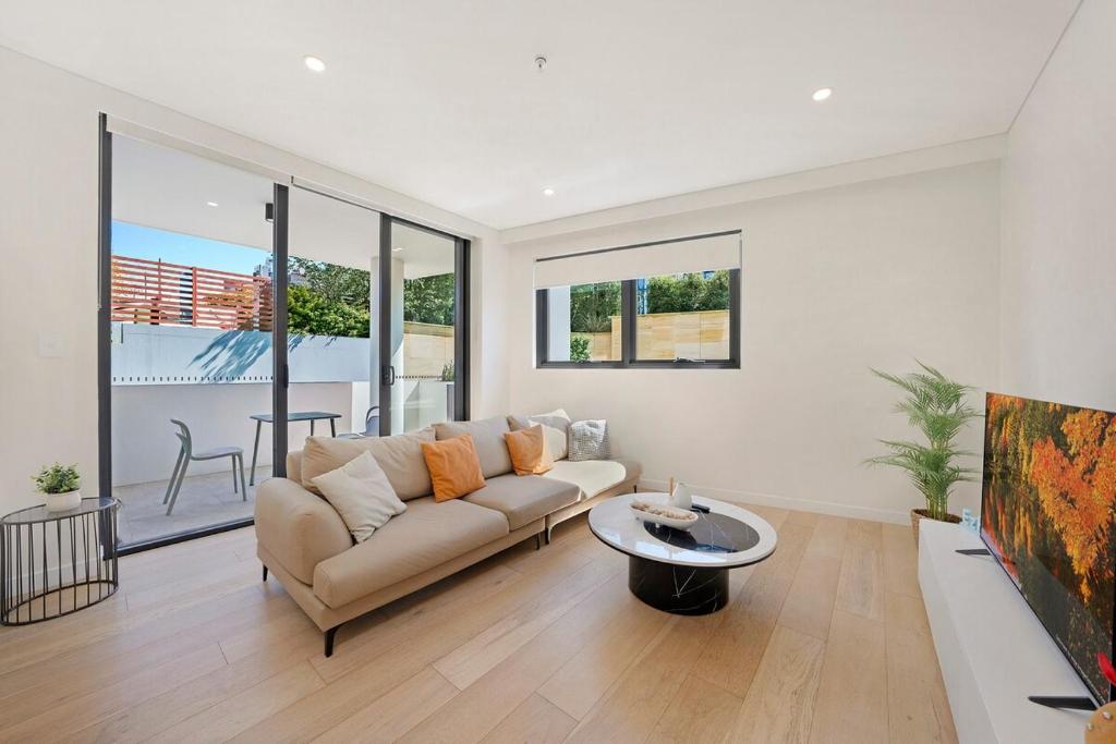 Μια τηλεόραση ή/και κέντρο ψυχαγωγίας στο Charming 1BR Escape in Epping Cozy & Central