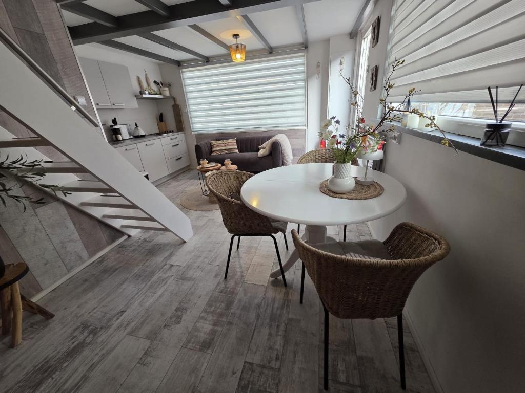 een keuken en eetkamer met een tafel en stoelen bij Casa Sea 2 personen en Casa Beach 4 personen in Westkapelle