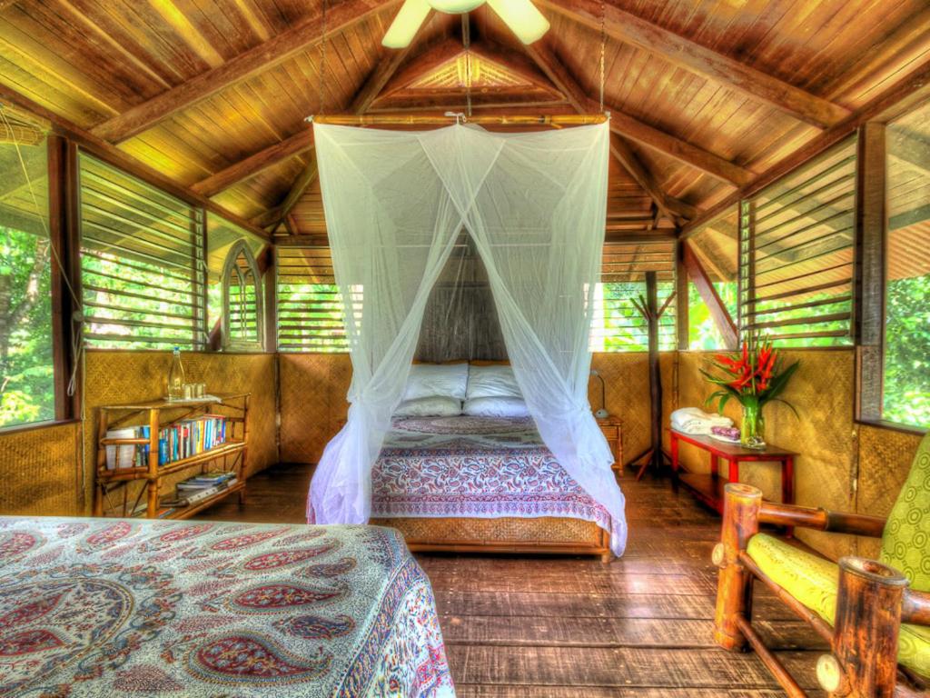 Cama o camas de una habitación en Iguana Lodge Beach Resort