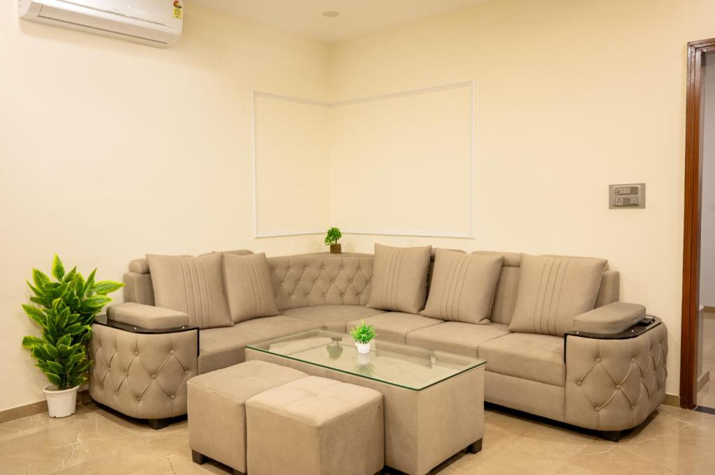 Posezení v ubytování Urban Suites 3BHK Duplex in Central of Jaipur