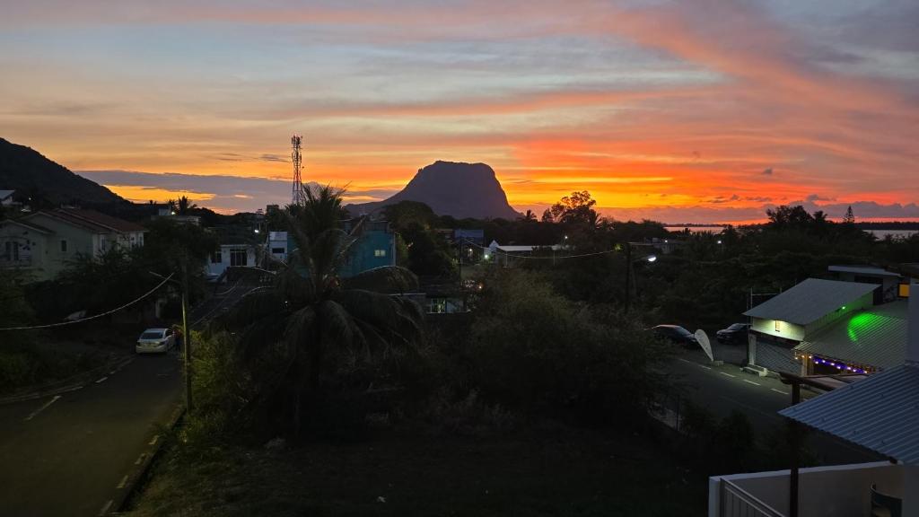 Východ nebo západ slunce při pohledu z apartmánu nebo okolí