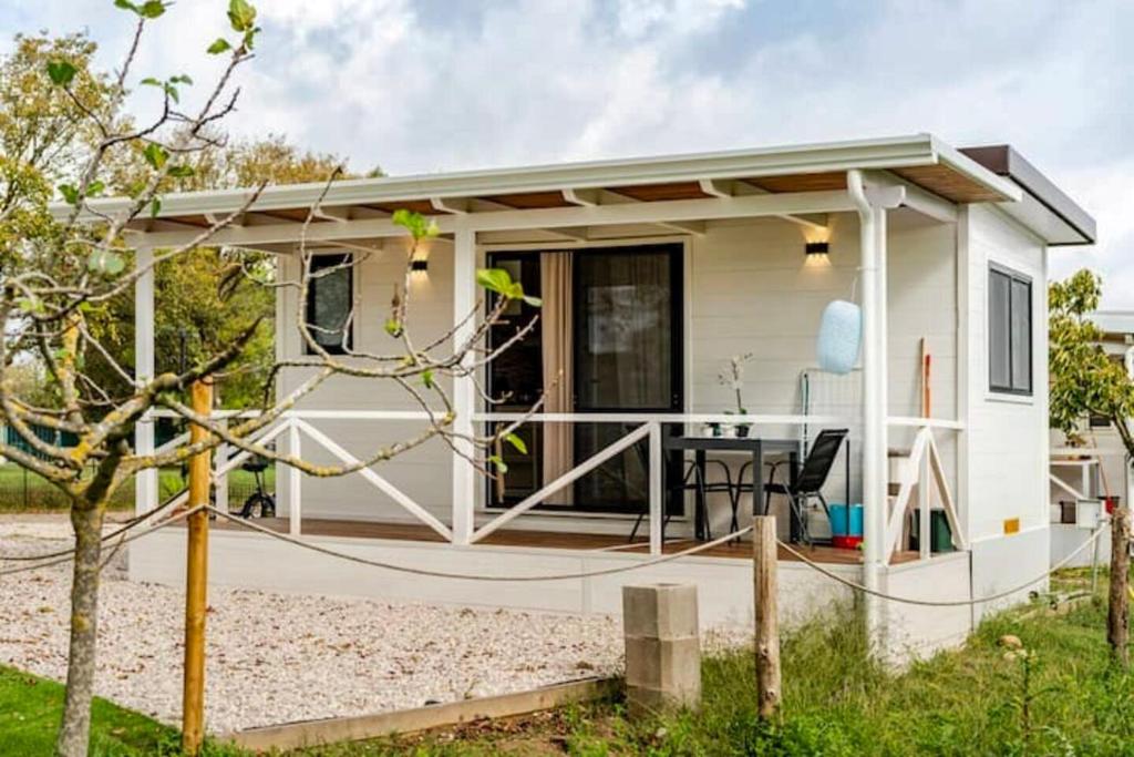 Το κτήριο όπου στεγάζεται  το κάμπινγκ