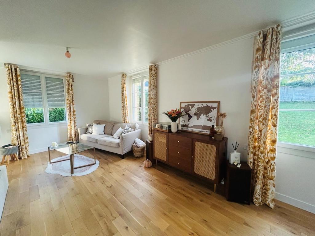 una sala de estar con un sofá y una mesa en Maison à la Campagne, 