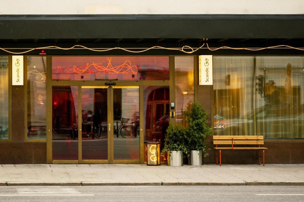 eine Ladefront mit einer Bank davor in der Unterkunft Scandic Go, Grensen 20 in Oslo