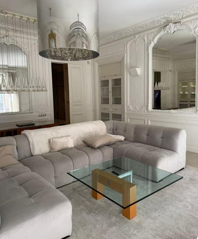 Appartement de 220 m2 à 50 m des Champs-elysees