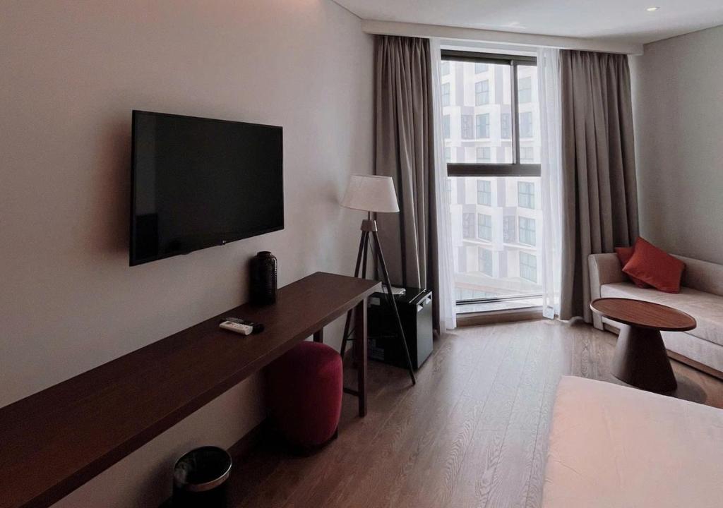Phòng Deluxe Giường Đôi/2 Giường Đơn Nhìn Ra Hồ Bơi
