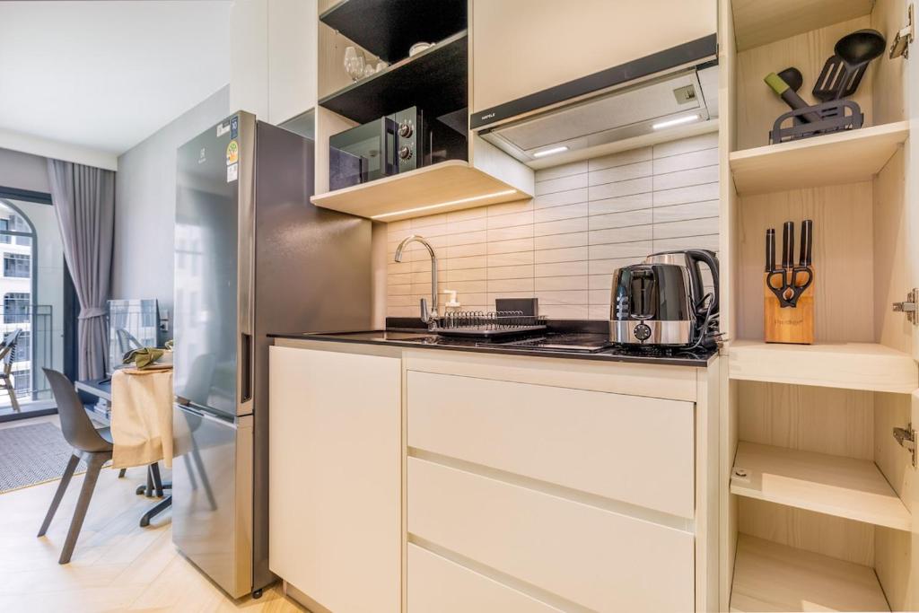 Кухня или мини-кухня в Tropical studio Luxury Amenities and Pool
