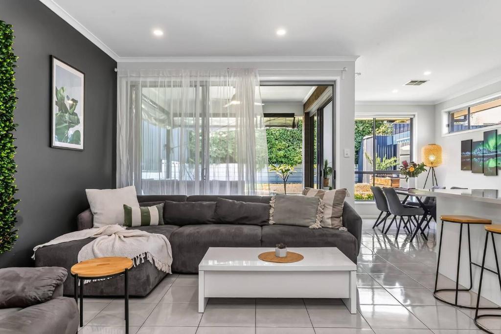 Гостиная зона в Reef Retreat - Modern Beach House Sanctuary