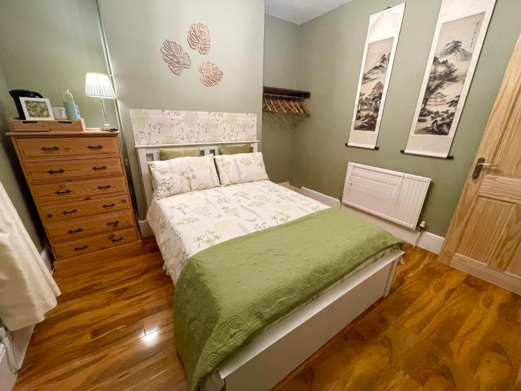 ein kleines Schlafzimmer mit einem Bett und einer Kommode in der Unterkunft Victorian Rooms by Beach in Ramsgate