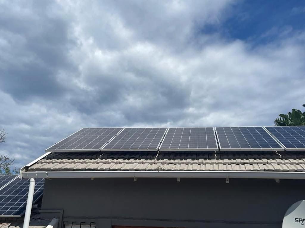 un gruppo di pannelli solari sul tetto di un edificio di PrivateHolidayHome a Margate