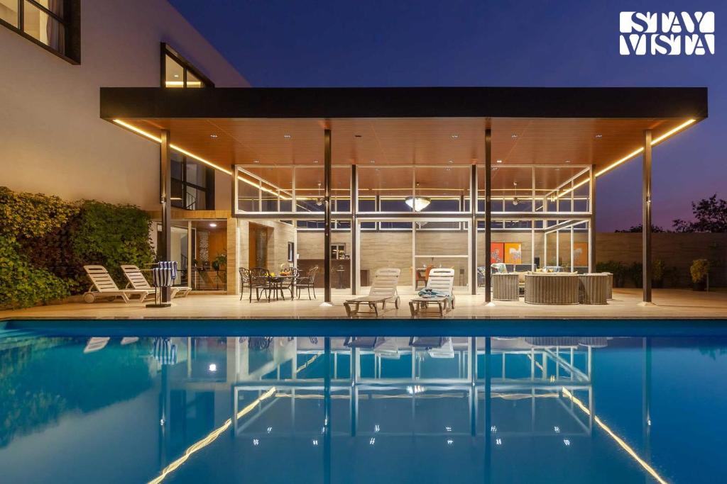 La alberca dentro o cerca de StayVista at La Mer - Pool, Lawn & BBQ