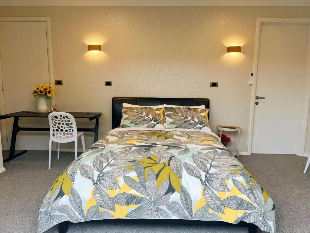 Postel nebo postele na pokoji v ubytování 独立出入,专属卫浴 阳光舒适大床房