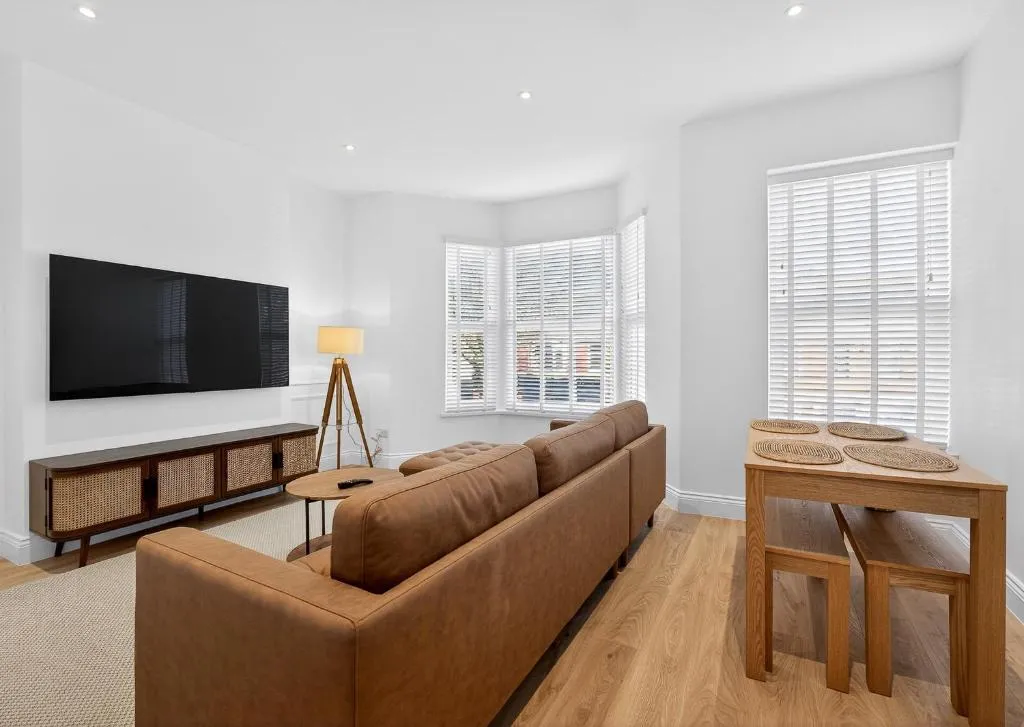 Stunning 2 Bedroom Apartments - City Centre Location, Free WiFi, Free Parking, Spacious Accommodation, Comfort and Style, Freshly Rennovated