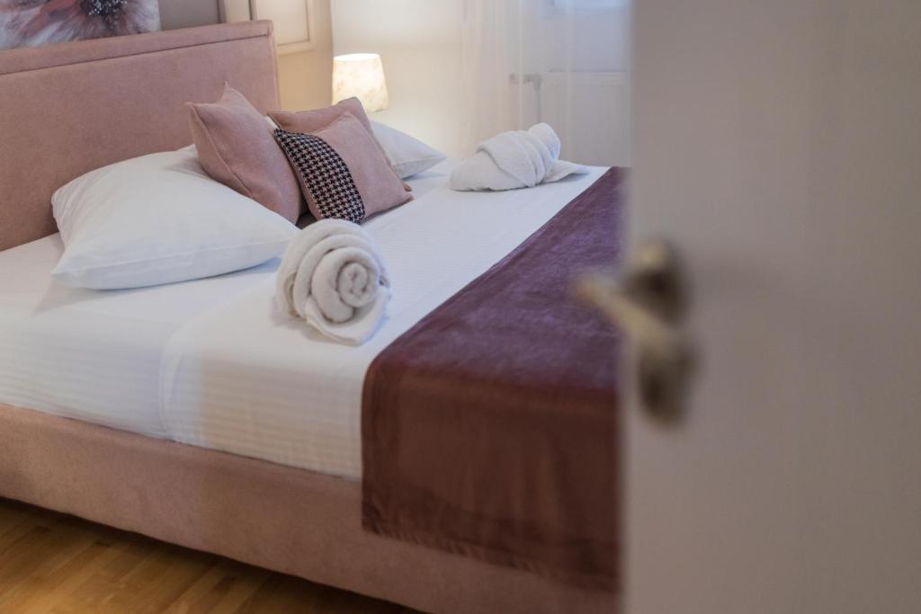 Postel nebo postele na pokoji v ubytování NAR Royalton Apartment #71