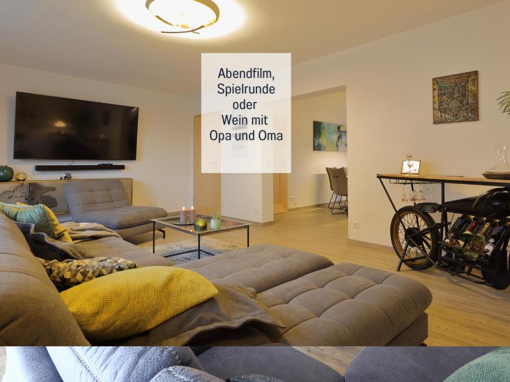 een woonkamer met een bank en een tv bij Ferienhaus Däschinger Das Zweiradparadies in Mastershausen