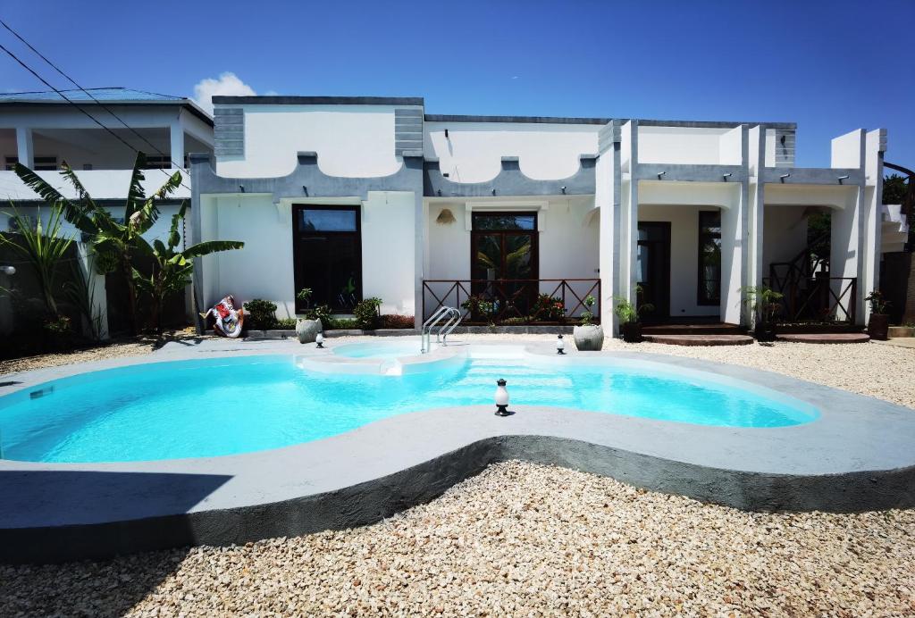 Πισίνα στο ή κοντά στο Villa Flower Zanzibar