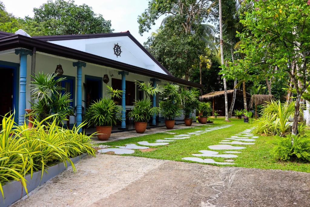 Sky Villa Unawatuna في يوناواتونا: منزل أمامه مسار