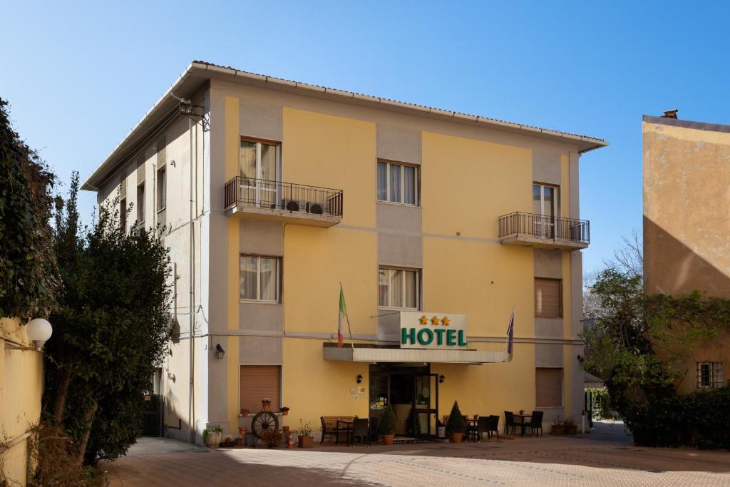 リヴォルノにあるParking Hotel Giardinoのホテルの看板を持つホテル